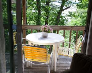 a white table and chairs on a porch at Tanglwood Resort in Hawley +21 photos