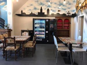 un ristorante con tavolo, sedie e distributore di bibite di Midi 81 HOSTEL a Bruxelles