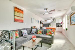 Χώρος καθιστικού στο Driftwood Beach Suite - Walk to Clearwater Bch