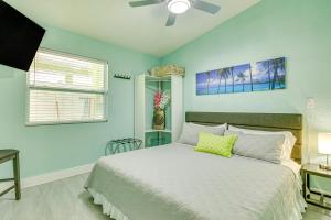 Ένα ή περισσότερα κρεβάτια σε δωμάτιο στο Driftwood Beach Suite - Walk to Clearwater Bch +21 φωτογραφίες