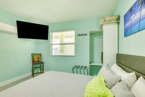 Μια τηλεόραση ή/και κέντρο ψυχαγωγίας στο Driftwood Beach Suite - Walk to Clearwater Bch