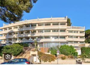 un edificio con un coche aparcado delante en Résidence Bandol Port, en Bandol
