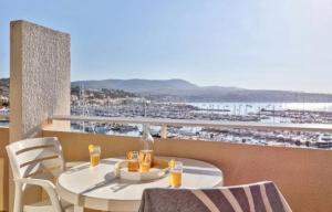 - Balcón con mesa y sillas y vistas al puerto en Résidence Bandol Port, en Bandol