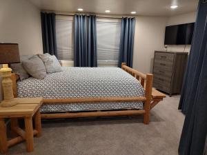 Postel nebo postele na pokoji v ubytování Cozy Harborside Condo, Florence