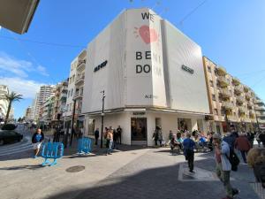 Un grupo de personas paradas afuera de un edificio en Corazon Benidorm Heart Benidorm, en Benidorm