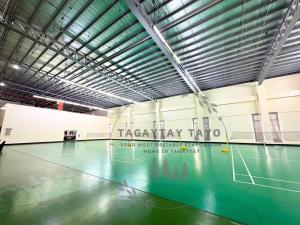 um campo de ténis num edifício com um campo de ténis em Aesthetic unit near Skyranch, Taal Vista, Hiraya em Tagaytay