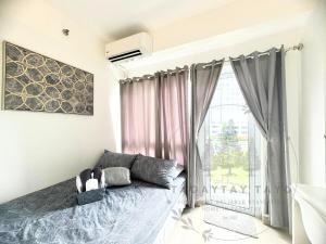 um quarto com uma cama e uma janela grande em Aesthetic unit near Skyranch, Taal Vista, Hiraya em Tagaytay mais 45 fotografias