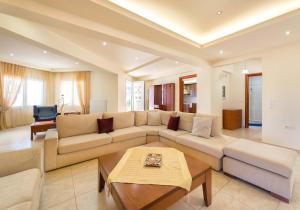 a living room with a couch and a table at villa de calme in Pastida