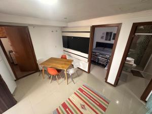 Una habitación con una mesa y sillas y un dormitorio. en Talli Hotel, en Curitiba