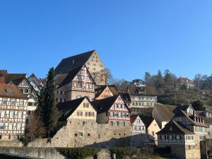 una ciudad con un gran edificio en una colina en Ferieninrosengarten 1 Zi Appartement 190 cm Deckenhöhe ODER große 4 Zi DG WHG, en Tullau