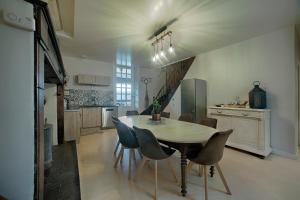 a kitchen and dining room with a table and chairs at Maison de campagne chez Mamie 4 étoiles in Sainte-Eulalie-dʼAns