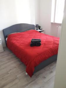 a red bed with a red blanket on top of it at Venezuela in Milan +1 photo