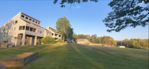 duży dom z dużym trawnikiem przed nim w obiekcie Tanglwood Resort w mieście Hawley