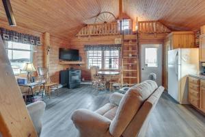 Μια τηλεόραση ή/και κέντρο ψυχαγωγίας στο All-Season Long Lake Base Camp! Family Cabin