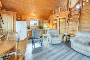 Η κουζίνα ή μικρή κουζίνα στο All-Season Long Lake Base Camp! Family Cabin