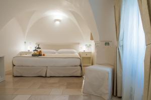 um quarto com 2 camas e um tecto arqueado em Dimora Dell'Osanna em Carovigno