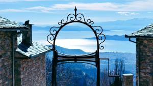 马克里尼撒Aurora-Inn的一面镜子,一面是一面,一面是一面,