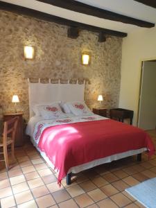 Postel nebo postele na pokoji v ubytování Les Chambres de Bonneval - Chambre d'hôtes au cœur du Périgord