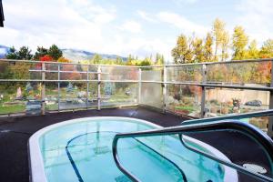 Bazén v ubytování Northwinds Hotel Revelstoke nebo v jeho okolí