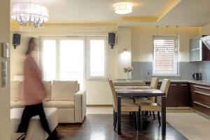 TV a/nebo společenská místnost v ubytování Gaverskyi Apartment FREE PARKING nad Odrą