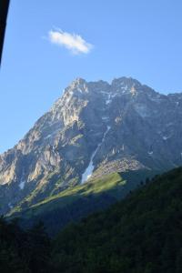 Vista generica sulle montagne o vista sulle montagne dall'interno dell'affittacamere