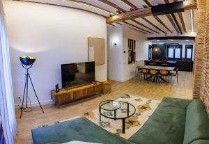 - un salon avec un canapé vert et une télévision dans l'établissement Casa Zarcillo, à Logroño