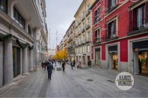a group of people walking down a city street at Despertar en Madrid para 2, Carretas 25 in Madrid