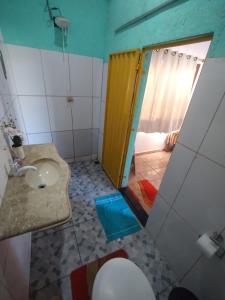 um banheiro com pia e chuveiro em HOSTEL Bom Gosto em Canavieiras