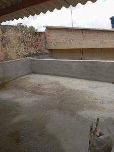 an empty room with a concrete ledge on a building at Casa completa Estância Turística de Ribeirão Pires in Ribeirão Pires