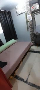HOSTEL em Itaipuaçu próximo a praia e terminal da rua 01客房内的一张或多张床位