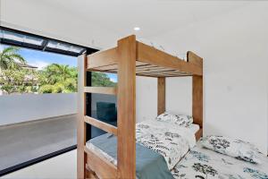 Giường trong phòng chung tại Casa Corales Dreams 2