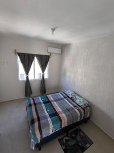 ein Schlafzimmer mit einem Bett und einem Fenster in der Unterkunft Casa Holkan, Playa del Carmen in Playa del Carmen + 18 Fotos