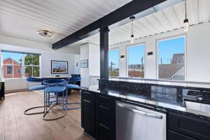 una cocina con encimeras y ventanas en blanco y negro en Indy Stadium Villa 711 T, en Indianápolis