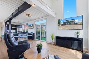 una sala de estar con un sofá y una mesa en Indy Stadium Villa 711 T, en Indianápolis 23 fotos más