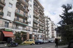 una strada con auto parcheggiate di fronte a edifici alti di 4Rooms Guest House Free Wi-Fi a Salerno