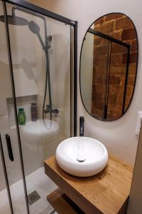 une salle de bain avec un lavabo blanc et un miroir dans l'établissement Casa Zarcillo, à Logroño 52 autres photos
