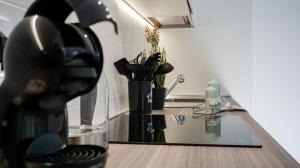eine Küche mit einer Theke mit einem schwarzen Gegenstand darauf in der Unterkunft Hampsicora Apartment in Alghero