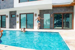 The swimming pool at or close to Paradise Reef Villas