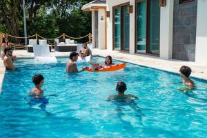 The swimming pool at or close to Paradise Reef Villas