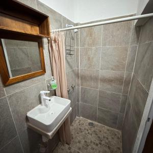 Ένα μπάνιο στο Bungalows La Condesa