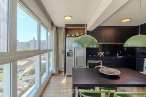 Η κουζίνα ή μικρή κουζίνα στο Apartamentos Modernos e Completos em Itajaí - RVC