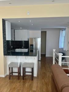 a living room with a kitchen with a couch at Apartamento céntrico amueblado completo in Durazno +5 photos