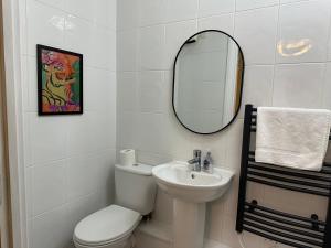 エディンバラにあるQuiet 2 bedrooms and 2 bathrooms with free parkingのトイレ、洗面台、鏡のあるバスルーム