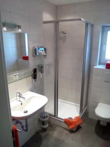W łazience znajduje się prysznic, umywalka i toaleta. w obiekcie Hotel Trutzpfaff w mieście Spira