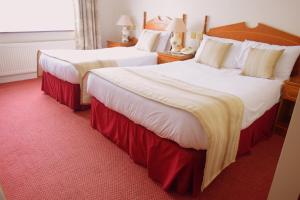 Postel nebo postele na pokoji v ubytování Rhu Glenn Hotel