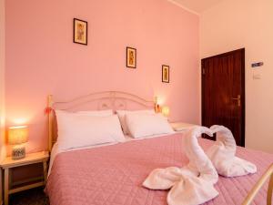 A bed or beds in a room at CASA MAFALDA - Rooms, friends and more - Affittacamere, Guest House Még 37 kép