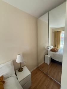 Letto o letti in una camera di Main Street One-Bedroom Apartment