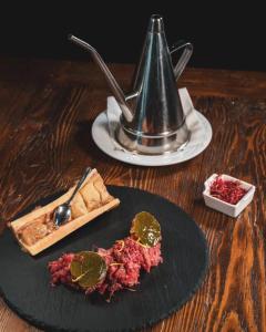 Jídlo v hotelu nebo okolí + 82 fotografií