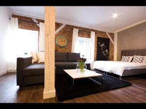 un salon avec un canapé et un lit dans l'établissement Apartmenty Mariacka 20 -Self Check-In 24h -Loud on the weekends - by Kanclerz Investment, à Katowice