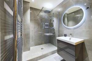 Ένα μπάνιο στο Superbe appartement tout équipé au coeur de Levallois !